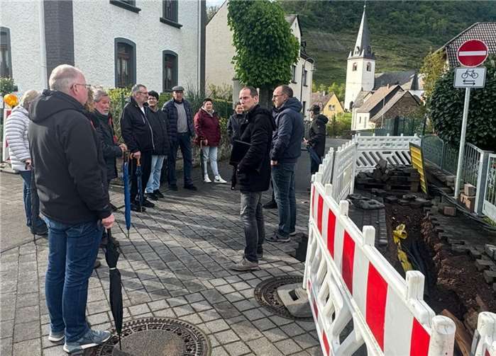 Beim öffentlichen Ortsrundgang konnte Ortsbürgermeister Johannes Liesenfeld dann neben Bauausschuss- und Gemeinderatsmitgliedern eine ganze Reihe von Löfer Bürgerinnen und Bürger begrüßen. Foto: Andreas Schrader