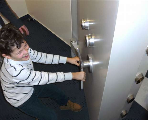 Beim öffnen der schweren Tresortür durften die Schüler helfen.