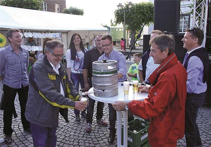 Beim offiziellen Fassanstich am Samstagabend glänzten der scheidende Ortsvorsteher Kurt Quarz (l.) und sein designierter Nachfolger Gunter Windheuser (r.) durch perfekt Zusammenarbeit.