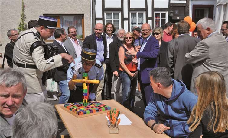 Beim offiziellen Rundgang am Samstagnachmittag überzeugten sich die Vertreter der lokalen Politik und des öffentlichen Lebens vom Angebot des Lebenskunstmarktes. AB