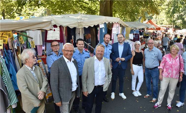 Beim offiziellen Rundgang dabei waren auch Birgit Haas (rechts), LandratHallerbach (vorne, Zweiter von links) und VG-Bürgermeister Breithausen (vorne, Dritter von links). Fotos: HEP