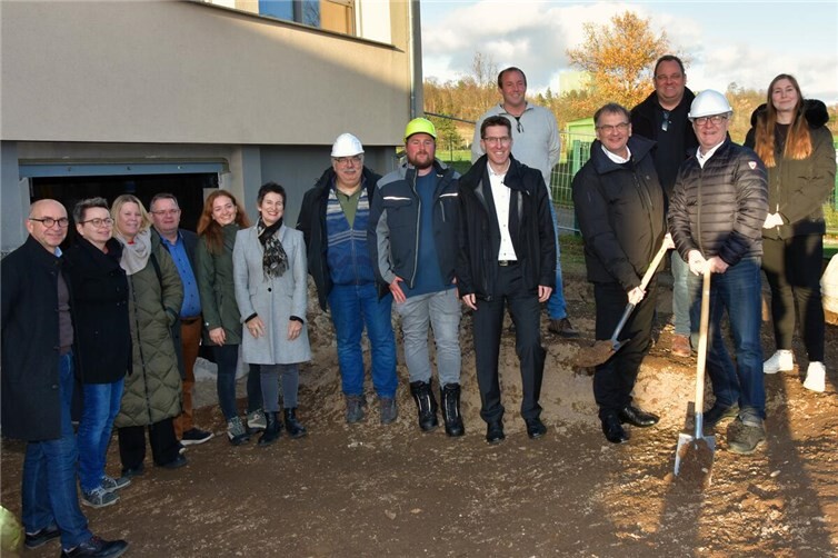 Beim offiziellen Spatenstich an der Pellenzhalle in Nickenich griffen Detlev Leersch und Wolfgang Rumpf, RUMPF architekten + ingenieure, zum Spaten. Foto: Cornel Schlüter)