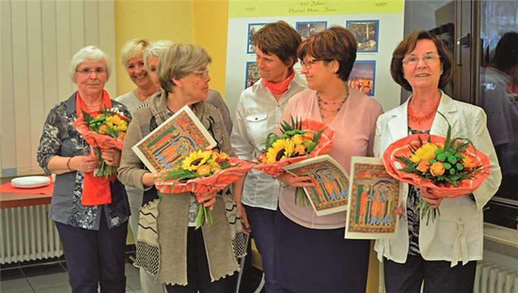 Beim offiziellen Teil des Festes wurden Ehrennadeln und -urkunden für besonderes Engagement verliehen.