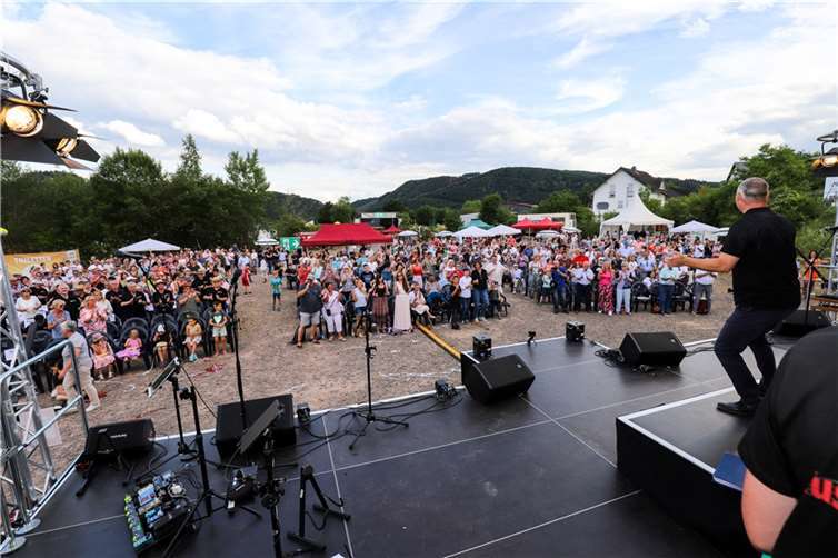 Beim open air Konzert „Löf klingt“ herrschte beste Stimmung unter den zahlreichen Gästen.