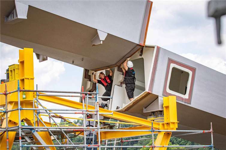 Beim passgenauen Einheben des neuen Stahlbauteils war Millimeterarbeit angesagt.