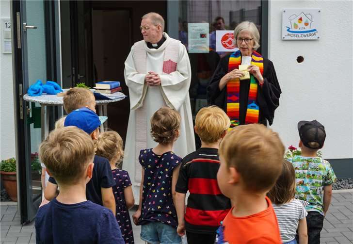 Beim religiösen Part wurden die zukünftigen „Moselzwerge“ mit einbezogen.