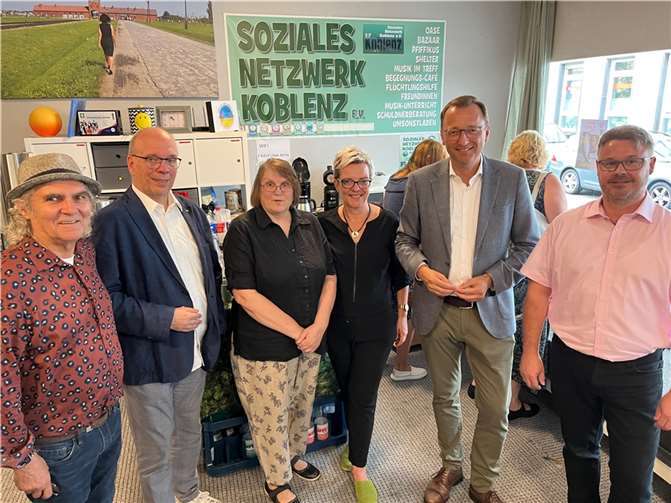 Beim runden Geburtstag des Sozialen Netzwerkes Koblenz (SNK) würdigte CDU-Bundestagsabgeordneter Josef Oster (2.v.re.) mit den Initiatoren des ambitionierten Projekts, Vorsitzender Manfred Beuth (li.) und Annette Hartung (2.v.li.) sowie rührigen Unterstützern und Gästen.  Foto: Michaela Cetto
