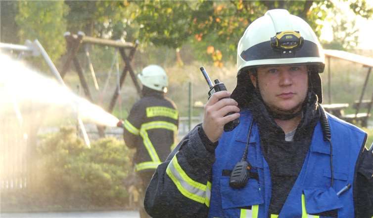 Beim schnellen Brandangriff kam auf Anweisungauch ein wasserführender C-Schlauch zum Einsatz.
