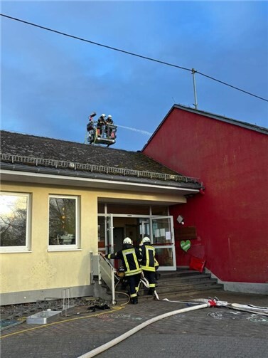 Beim schnellen Brandangriff vor Ort kam unter anderem auch ein Drehleiterfahrzeug mit Rettungskorb zum Einsatz.