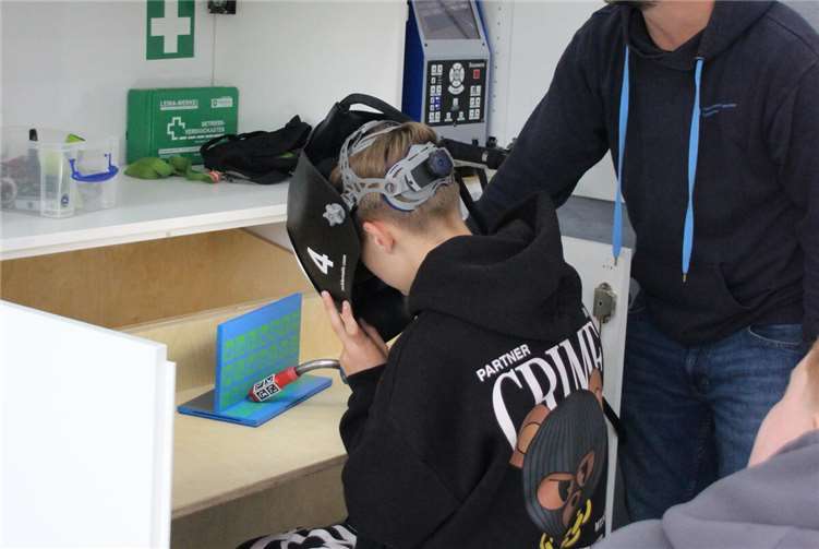 Beim schweißen mittels Augmented Reality. Foto: Realschule plusundFOSUntermosel