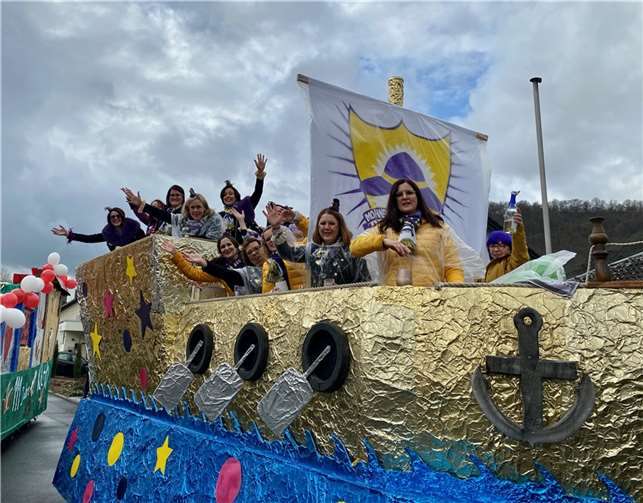 Beim sehnlichst erwarteten Karnevalsumzug am Sonntag waren natürlich auch die Möhnen mit einem prächtigen Wagen dabei sowie einer großen lila-gelben Fußgruppe dabei.