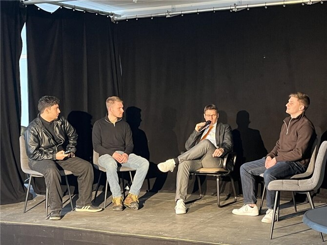 Beim sogenannte „Edu-Talk“ kam Schulleiter Stephan Szasz gemeinsam mit ehemaligen Schülerinnen und Schülern auf der Schulbühne ins Gespräch.