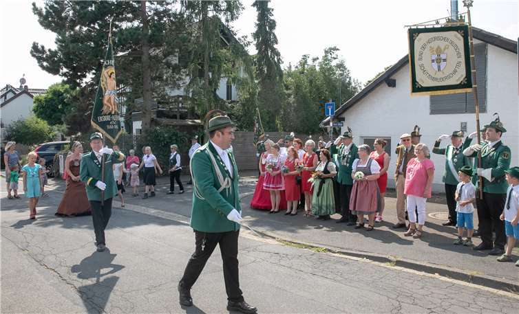 Beim stark verkürzten Schützenfest zu im Rahmen des Adendorf Schützenfestes hatten die Majestäten und Honoratioren vor dem Schützenhaus zum Vorbeimarsch Aufstellung genommen.