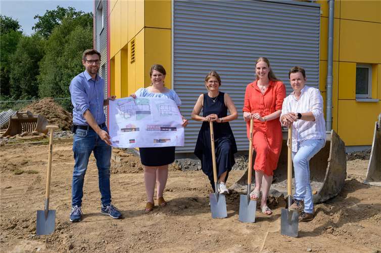 Beim symbolischen Spatenstich an der Overberg Grundschule in Siershahn freuten sich (von links) Fachbereichsleiter Bauen, Klimaschutz und Immobilien der VG Wirges Martin Menges, Bürgermeisterin der VG Wirges Alexandra Marzi, die Architektinnen Anja-Maria Fischer und Hannah Merfels von Fischer, Kuhn und Partner sowie die Konrektorin der Overberg Grundschule Siershahn Susanne Letschert über den offiziellen Start der Bauarbeiten zur Mensa-Erweiterung.  Foto: VG Wirges/ Silja Götte