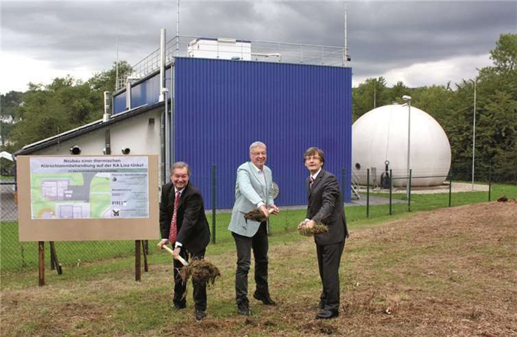Beim symbolischen Spatenstich unterstützte Umwelt-Staatssekretär Thomas Griese die VG-Chefs Hans-Günter Fischer und Karsten Fehr. DL