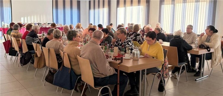 Beim traditionellen Adventkaffee der kfd Ettringen im Gemeindehaus. Foto: kfd Ettringen