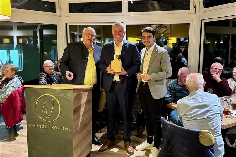 Aufbruchstimmung und manch „heiße Kartoffel“ Beim traditionellen Döbbekoocheessen der CDU Güls wurde so manche „heiße Kartoffel“ angefasst. Foto: Sebastian Gratzfeld