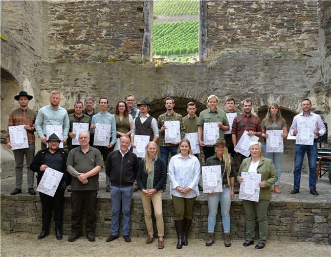Beim traditionellen „Jägerschlag“ nahmen 19 Jungjäger im Kloster Marienthal ihre Urkunde zur bestandenen Jägerprüfung, im Volksmund auch „grünes Abitur“ genannt entgegen.  Foto: JOST