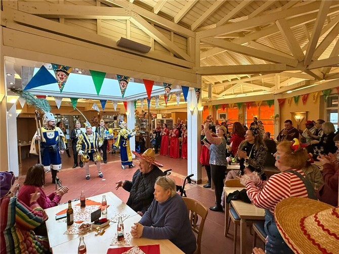 Beim traditionellen Klientenkarneval im Café „Zum Schänzchen“ erlebten Menschen mit und ohne Beeinträchtigung einen ausgelassenen, fröhlichen Nachmittag. Foto: privat