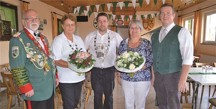 Beim traditionellen Königsschießen der Sankt Sebastianus Schützengesellschaft Oberwinter (v.li.): Martin Schlimpen, neue Altkönigin Marita Lindner, neuer Schützenkönig Marc Strehlow, neue Bürgerkönigin Sabine Klesing und der scheidende Schützenkönig Patrick Assenmacher. AB