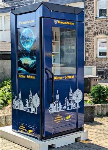 Beim traditionellen Maiansingen auf dem Dorfplatz wurde der Bücherschrank offiziell an den Ortsvorsteher Stefan Kneib übergeben. Foto: privat