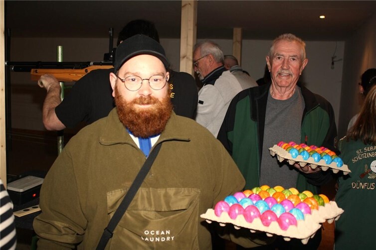 Beim traditionellen Ostereierschießen der Schützenbruderschaft St. Sebastianus Dünfus gingen die gefärbten Gewinnertrophäen gleich palettenweise über die Vereinstheke.