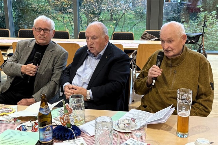 Beim vergangenen Seniorenfest in Plaidt standen Heinz Johnen, Toni Knieper und Franz Josef Wilkes auf der Bühne und sangen das Motto-Lied des Stammtisches „Plääde Schrottele“. Foto: privat