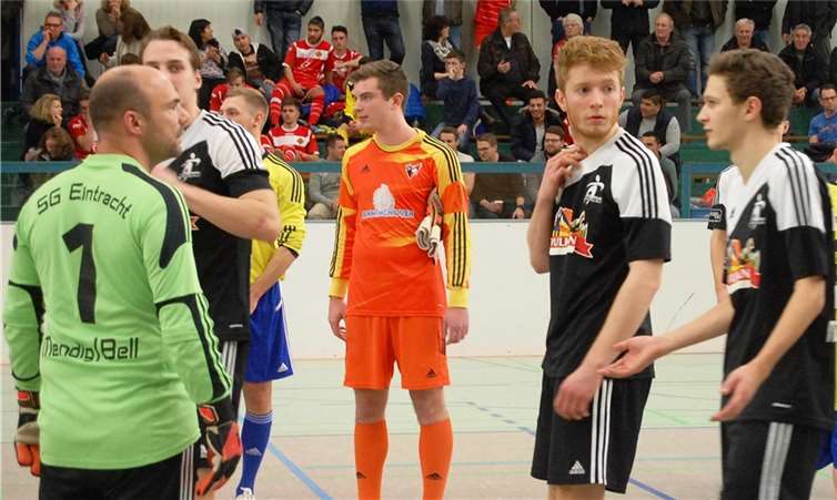 Beim vierten offenen Hallenfußballturnier der Verbandsgemeinde Mendig feierte Matthias Strahl (2.v.re.) sein Debüt im Trikot der SG Eintracht Mendig/Bell.