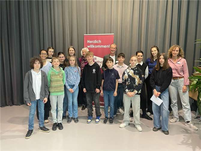 Beim von der Stadtbibliothek Koblenz veranstalteten Stadtentscheid im Vorlesewettbewerb des Deutschen Buchhandels traten vor kurzem 13 Kinder der sechsten Klassen an, um in zwei Runden die besten Vorleserinnen und Vorleser des Jahres 2025 zu ermitteln. Fotos: Stadt Koblenz/Nathalie Roschmann