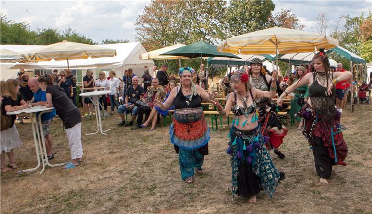 Beim vorerst letzten Hunnenlager der Tomburger Hunnenhorde inWormersdorf begeisterte die Gruppe „Sarafi aus dem Morgenland“mit ihrer Sultanin Nourani Gamal die zahlreichen Besuchermit einem „Tribal Belly Dance“.