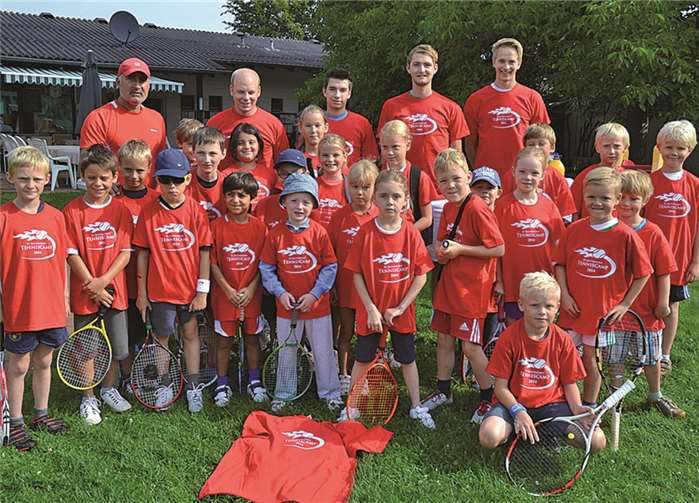 Beim zehnten Tenniscamp des TC Kottenforst bekamen die Kids ihr ganz persönliches T-Shirt. WEIGERT
