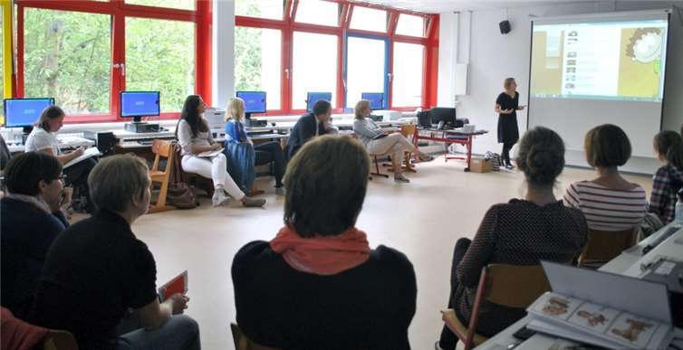 Beim zweiten Treffen der regionalen DaZ-AG stieg die Gruppe in die Praxis im medialen Sektor ein. privat