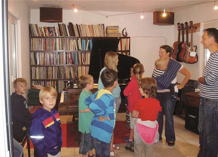 Bein Besuch im „Notengarten“ konnten die Kinder verschiedene Instrumente ausprobieren.