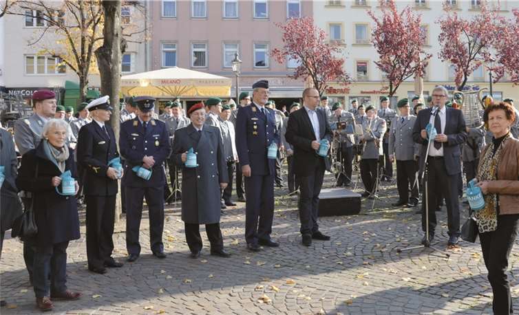Bein der Eröffnungsveranstaltung ließ es sich auch eine Vielzahl hochrangiger Persönlichkeiten nicht nehmen, die Sammelbüchse selbst in die Hand zu nehmen. Rhein-Sieg-Kreis