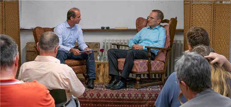 Beinahe "Wohnzimmeratmosphäre": Andreas Geron (re.) und Nikolaus Wilhelmy im Gespräch. allgrafics