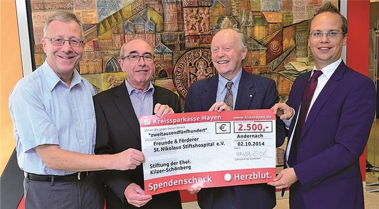 Beiratsvorsitzender Hans Kaeß (l.) und Geschäftsführer Jochen Siewert (r.) bei der Scheckübergabe für die Stiftung der Eheleute Kilzer-Schönberg in Andernach an den Vorsitzenden Josef Nonn (2.v.l.) und den Geschäftsführer Dieter Kamptz des Fördervereins für das Andernacher Krankenhaus St. Nikolaus-Stiftshospital.privat