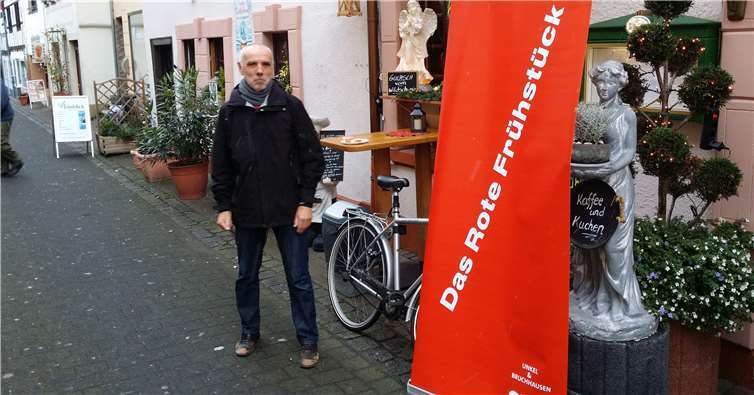 Beisitzer Georg Walenciak vor dem Lokal, in dem das vierte Rote Frühstück stattfand.