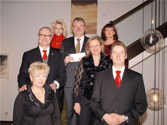 Beisitzerin Christina Gavric (v.o.), Walter Schneider, Karin Warming (stellvertr.Vorsitzende), Vorsitzender Fritz Naumann, Elisabeth Hansen, Erste Vorsitzende AKM, Marion Lipinski-Naumann und Denny Blank (stellvertr.Vorsitzender). US