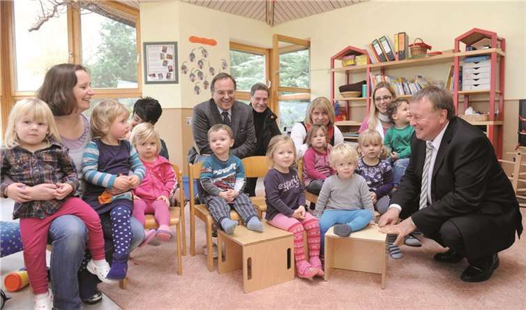 Beispiel St. Viktor in Bad Breisig: Die Kindertagesstätten nehmen immer mehr Kinder unter drei Jahren auf. Der Kreis Ahrweiler mit Landrat Dr. Jürgen Pföhler (rechts) stellt den Kita-Bedarfsplan auf und unterstützt die Träger mit Zuschüssen.privat