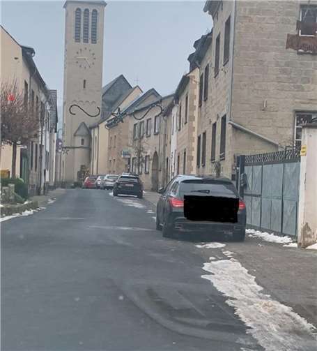 Beispiel eines zugeparkten Gehweges.  Foto: Yves Unnützer