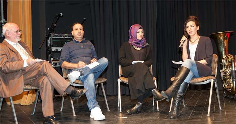 Gelebte und praktizierte Nächstenliebe Beispiele für erfolgreiche Integration stellte der Arbeitskreis-Vorsitzende Kurt Zimmermann (l.) vor: Bassam Wakkas, Nurgül Kocak und Ebru Kaya.