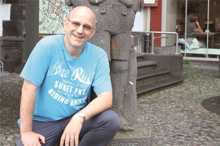 Bekannt aus dem Karneval: Werner Blasweiler. Beim Mundartnachmittag wird er zwar keine Büttenrede präsentieren, aber der ein oder andere Lacher ist beim Vollblutkarnevalist, der neue Mayener Geschichten zum Besten gibt, garantiert. privat