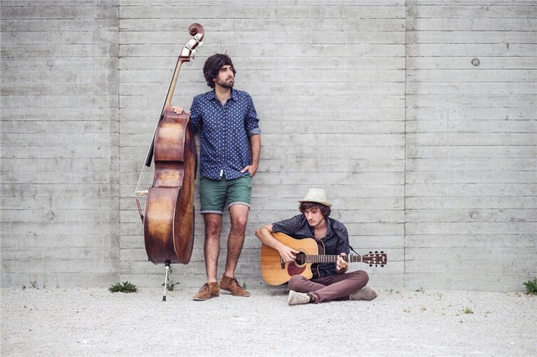 Bekannte Songs unplugged präsentiert das Duo „The Streetles“ mit Akustikgitarre und Kontrabass beim 45. Deichstadtfest.