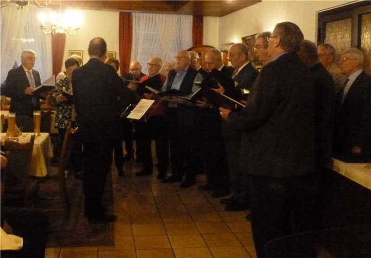 Bekannte Weihnachtslieder erklangen zur Eröffnung. Foto: privat