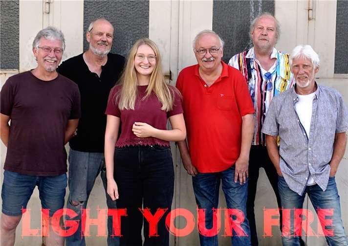 Bekannter Rock- und Popklassiker authentisch wieder zum Leben zu erwecken, ist Ziel der sechsköpfigen Coverband „Light Your Fire“ aus dem Kreisgebiet. Foto: privat