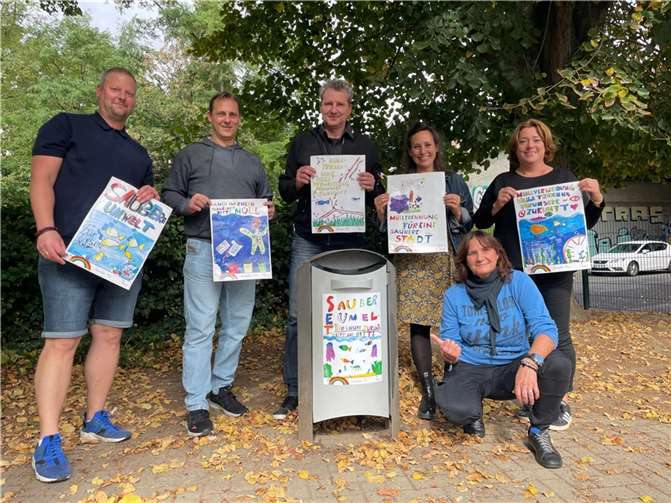 Beklebung der Mülleimer auf dem Schulgelände der Regenbogen Grundschule und um die Schule herum v.l. oben Christian Doumen (Rhein-Mosel Werkstatt, RMW), Sascha Fuhrmann (Sprecher AG Sauberes Lützel), Jan Buchbender (Quartiersmanager Stadtgrün Koblenz-Lützel), Christina Felthaus und Michaela Drack (beide Schulleitung Regenbogen Grundschule) unten Michaela Steffens (RMW).