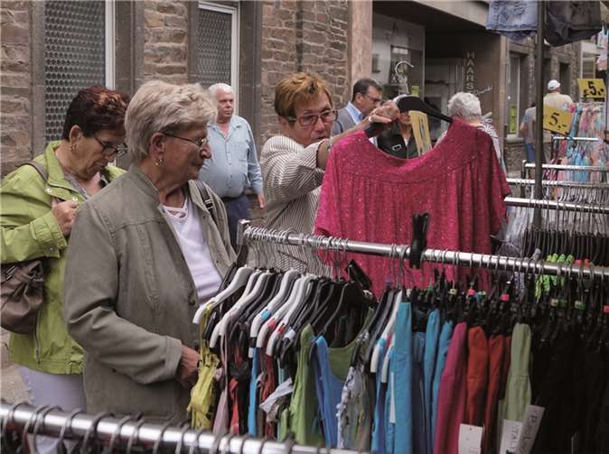 Bekleidung in allen Farben hielten gleich mehrere Marktbeschicker bereit.