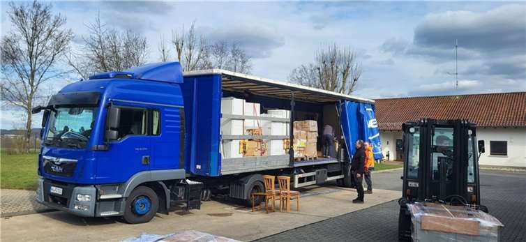 Beladungen der LKWs der Firmen Helwe und Jasto.