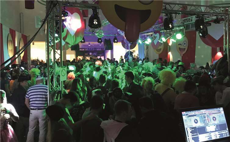 BelebtesZunfthausan Karnevalmit über1000 Besuchern.privat