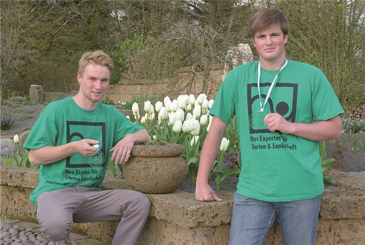 Belegten im Dortmunder Westfalenpark den dritten Platz beim Landschaftsgärtner-Cup NRW 2013: Die Auszubildenden Benedikt Reetz (Mitte) und Bastian Wenzel (l.). Markus Schwarz (r.) vom Präsidium des GaLaBau NRW überreichte ihnen Geldprämie, Medaillen und Urkunden. pcw